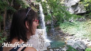 Marina bij een waterval, oorspronkelijke foto over mindfulness
